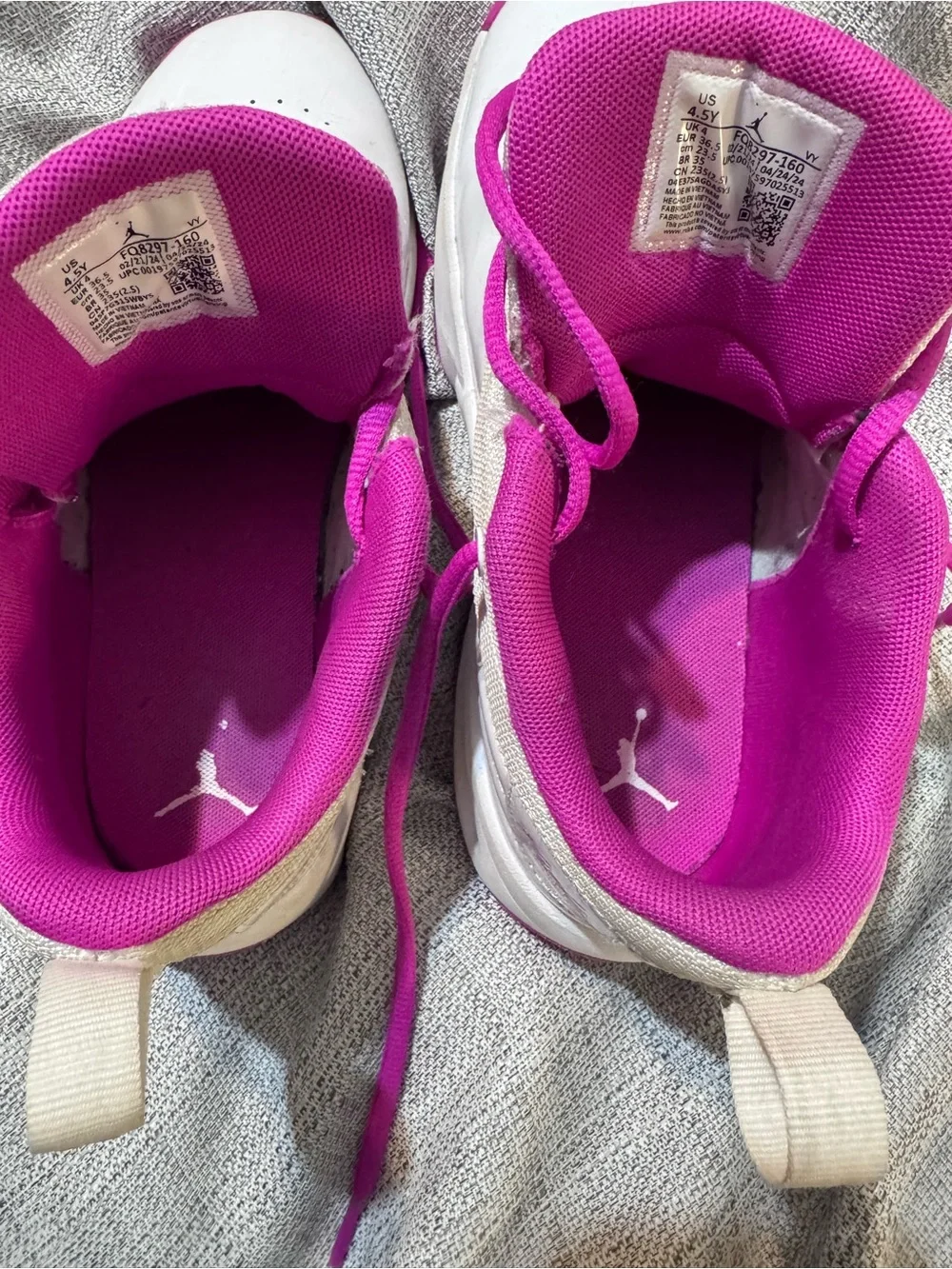 Jordan Max Aura 6 White Fire Pink Sneakers Size 4.5Y FQ8297-160